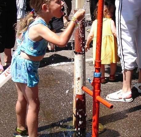 Dziewczynka pijąca wodę