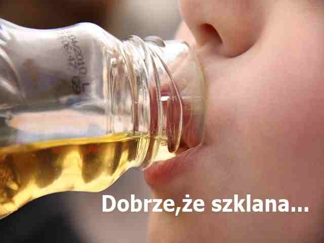 Dziecko pijace sok