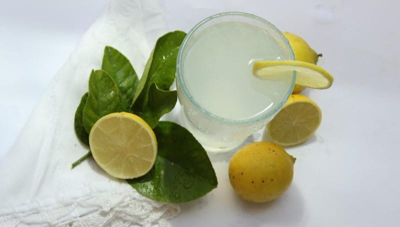 lemoniada cytrynowa w szklance