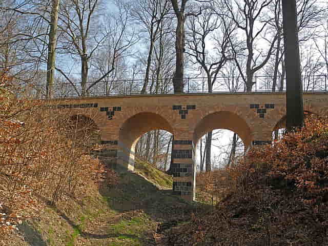 most arkadowy nad wawozem w polskiej czesci parku